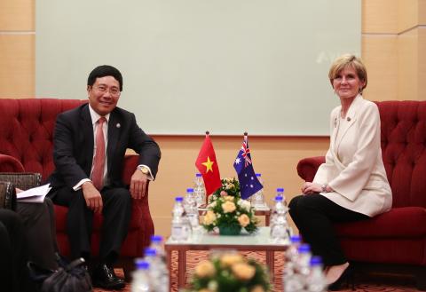 The Hon Julie Bishop MP meeting HE Pham Binh Minh, Vietnamese Deputy Prime Minister and Minister of Foreign Affairs, in Kuala Lumpur, 6 August 2015.