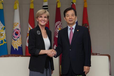 Foreign Minister Bishop exchanging greetings with ROK Minister for National Defense Han Min-koo.