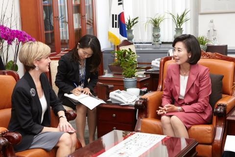 Foreign Minister Bishop having discussions with Na Kyung-won, Chairwoman of the Foreign Affairs and Unification Committee.21 May 2015.