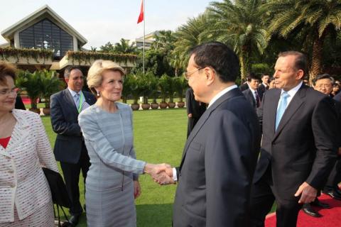 Foreign Minister meets Chinese Premier Li Keqiang during ceremonial welcome for Prime Minister Tony Abbott - Sanya, Hainan Island, China - 9 April 2014