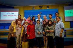 22 March 2016, Makassar, Indonesia:  Foreign Minister Julie Bishop with Australian alumni at the Hasanuddin University, Makassar.