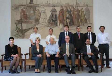 The Hon Julie Bishop MP, Minster for Foreign Affairs, Mr Toshizo Ido, Governor of Hyogo Prefecture, HE Mr Bruce Miller, Australian Ambassador to Japan, and delegation members at the Governor's office in Kobe.