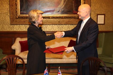 Australian Foreign Minister Julie Bishop and UK Foreign Secretary William Hague exchange signed copies of the joint statement between the UK and Australia on enhanced diplomatic network cooperation. 10 March, 2014.