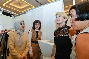 Foreign Minister Julie Bishop with Indonesian designer Restu Anggraini at Jakarta Fashion Week.