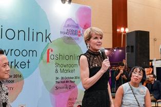 Foreign Minister Julie Bishop addressing attendees at Jakarta Fashion Week.