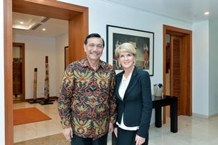 Foreign Minister Julie Bishop meeting with Indonesian Coordinating Minister for Maritime Affairs Luhut Pandjaitan, at the Australian Ambassador’s residence in Jakarta.