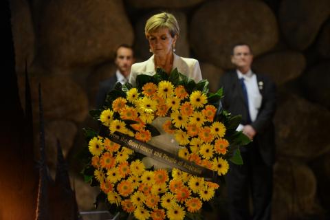 Foreign Minister Bishop lays a wreath at the Yad Vashem Holocaust Memorial, Jerusalem. [Photo: Jorge Novominsky]