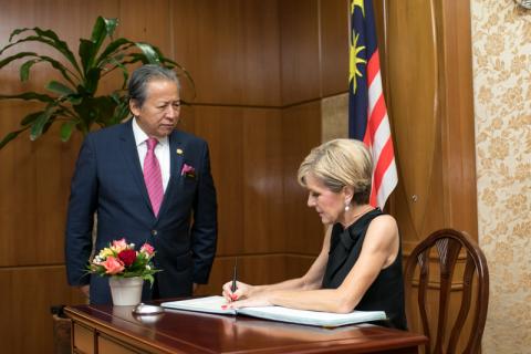 Foreign Minister Julie Bishop signing the guestbook at the meeting with Minister of Foreign Affairs, YB Dato Seri Anifah Aman, Kuala Lumpur. 15 March 2017 / Adrian Shezen Suhaimi