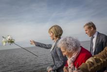 Foreign Minister Julie Bishop throws a flower to honour victims of state terrorism with Ambassador Noel Campbell and Angela Lita Boitano from the Association of Relatives of Desaparecidos and Political Prisoners, 26 June 2017