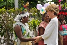 Australian Foreign Minister Julie Bishop greets staff at the Vanuatu Women’s Centre (19 December 2013)