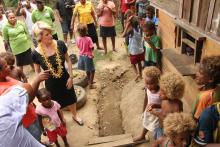 Australian Foreign Minister Julie Bishop visits Louise Whitney’s shop in Burns Creek, Honiara (17 December 2013)