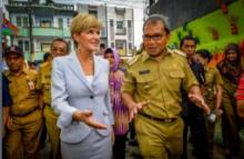 22 March 2016, Makassar, Indonesia: Foreign Minister Julie Bishop with Makassar Mayor Mr Danny Pomanto touring the revitalised Kassi-Kassi Laneway in Makassar.