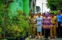 22 March 2016, Makassar, Indonesia: (left to right) Makassar Mayor Mr Danny Pomanto, Foreign Minister Julie Bishop, and Mrs Indira Pomanto touring Kassi-Kassi Laneway, Makassar alleyway.